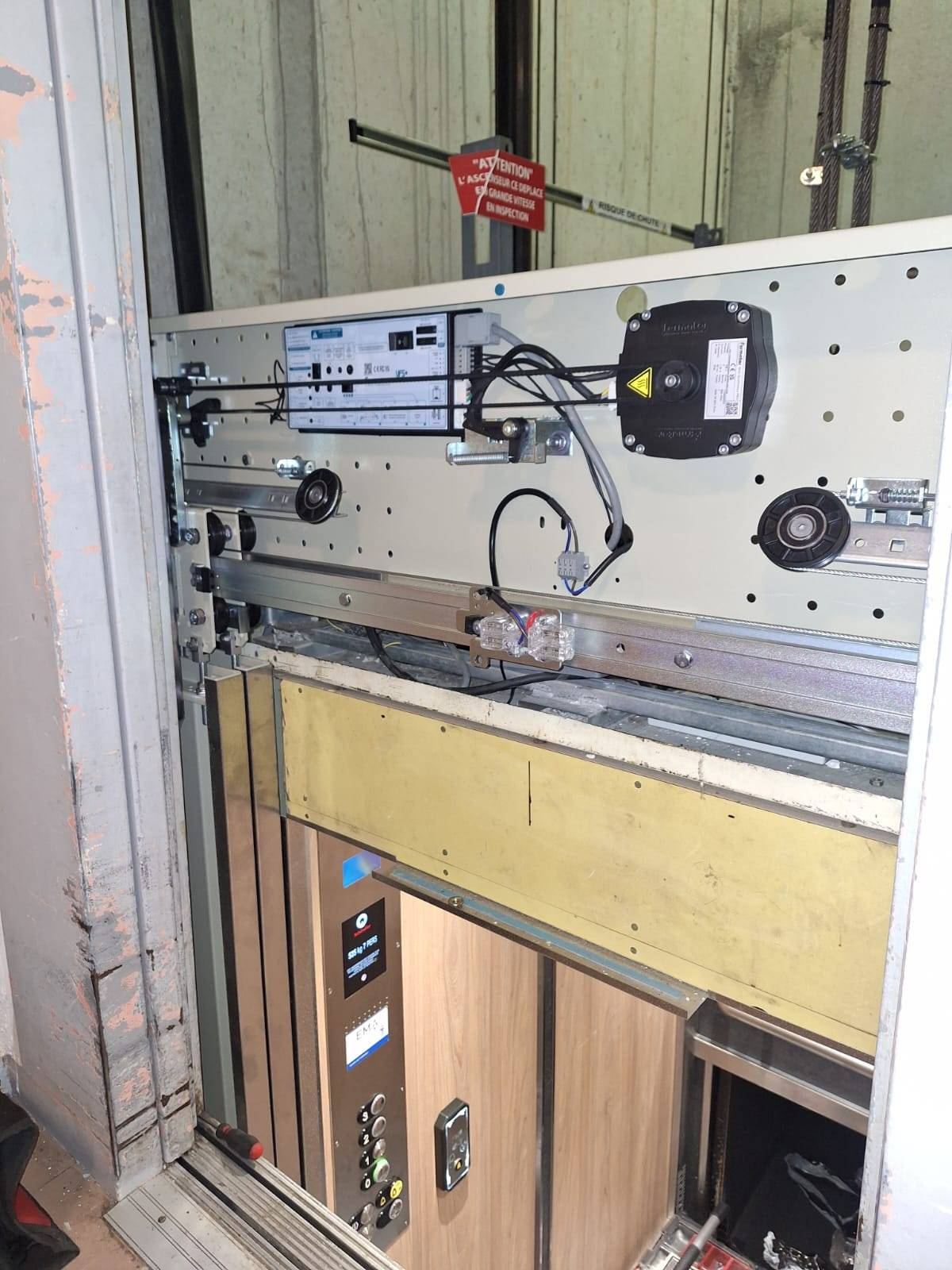 Installation d’ascenseurs avec charge utile de 630 kg et capacité de 8 personnes pour immeubles résidentiels ou professionnels à Marseille 13 dans les Bouches-du-Rhône