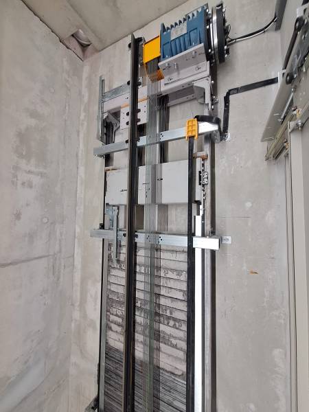 Installation d’un ascenseur électrique 800 kg sans local machinerie aux Archives Régionales de Bouc-Bel-Air pour bâtiment tertiaire en région Sud Provence