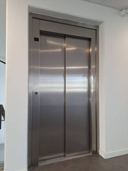 faces avant extérieur des portes de l'ascenseur  sur la Seyne