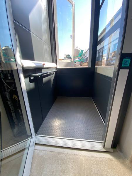 Cabine de l'élévateur du groupe scolaire de Gignac la Nerthe