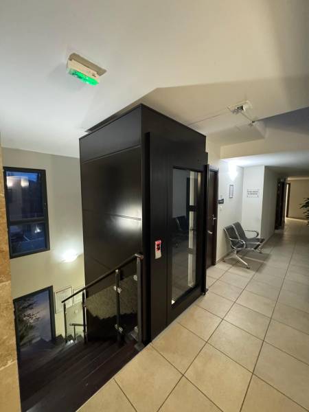 Elévateur 2 niveaux dans centre médical 