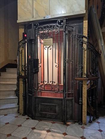 Ascenseur ancien rénové pour être aux normes à Marseille 