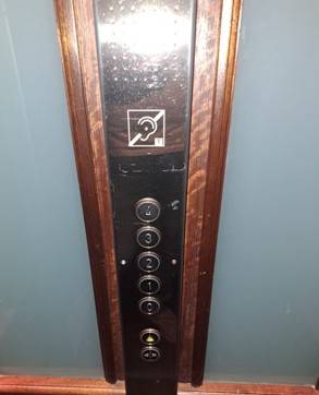 Boîte à bouton d'un ascenseur ancien à Marseille 