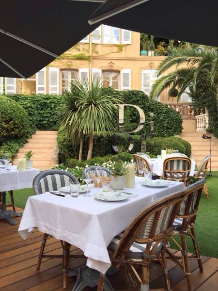 Installation de 2 monte-charges BKG 100 kg sur 3 niveaux pour la boutique et le restaurant DIOR à Saint-Tropez dans le Var