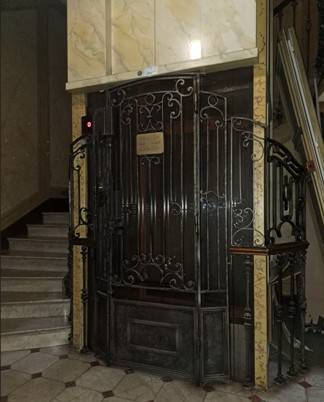 Porte fer forgé ascenseur ancien à marseille 