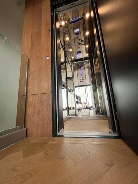 ascenseur moderne et design habillé de bois, installé dans un immeuble au coeur de Marseille