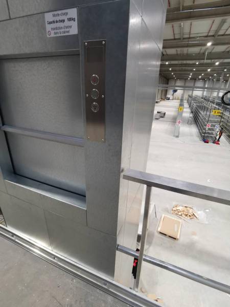 Monte-charges 100 kg BKG installé à Saint-Martin-de-Crau dans les Bouches-du-Rhône 