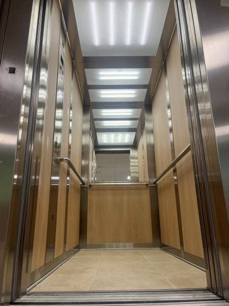 Transport d’un lit médicalisé dans un ascenseur à Istres