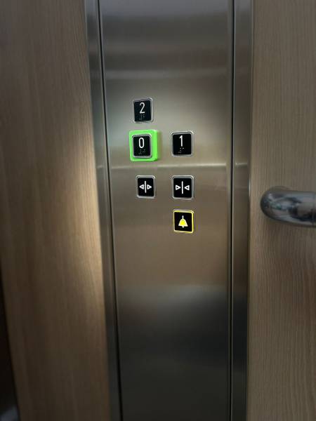 Boîte à bouton de  l’ascenseur installé par EMA à Istres