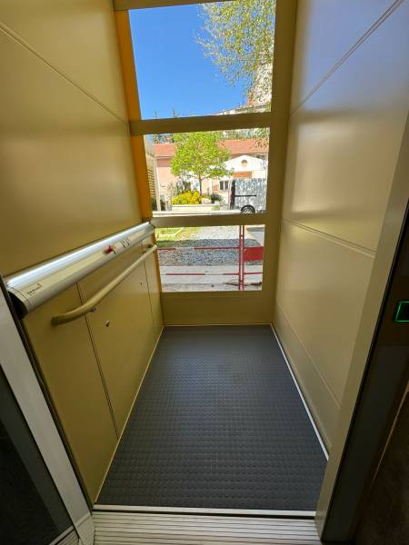 Cabine de l'élévateur PMR installé par EMA à Fuveau 