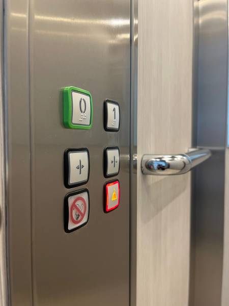 Boîte à bouton d'un ascenseur KLEEMANN installé par EMA à ALLAUCH 