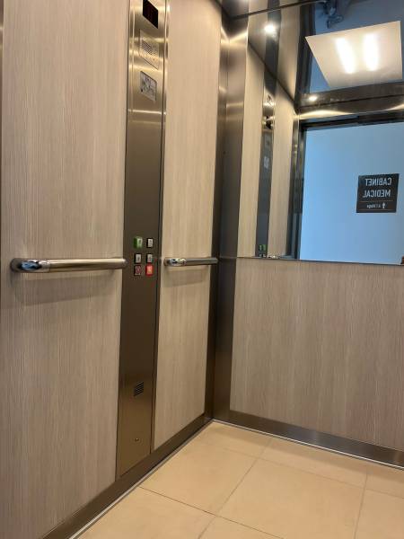 Cabine d'ascenseur Kleemann installé par EMA dans un centre médical 