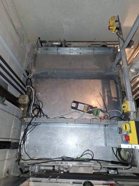 Toit cabine d'un ascenseur nettoyé par EMA 