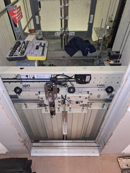 Opérateur de porte cabine ascenseur Puyloubier 