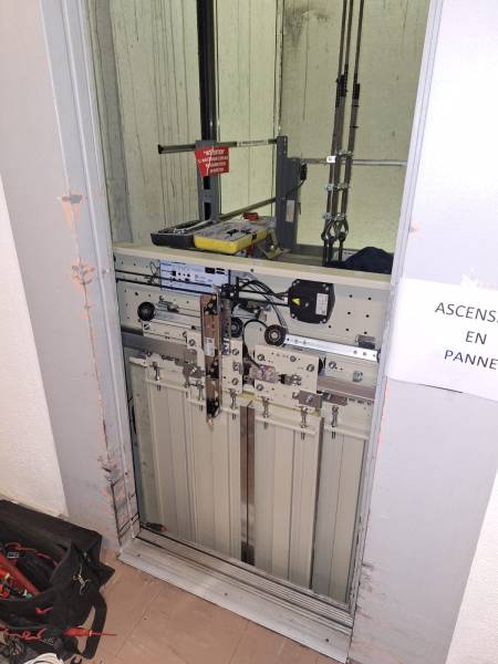Remplacement de l'opérateur de porte cabine ascenseur 
