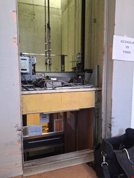 Travaux de remplacement de l'opérateur de porte cabine de l'ascenseur