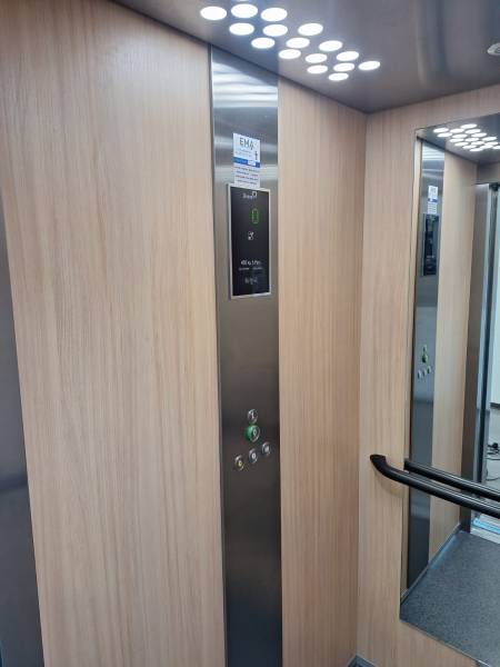 Cabine d'ascenseur Orona dont la maintenance est effectuée par EMA à Istres