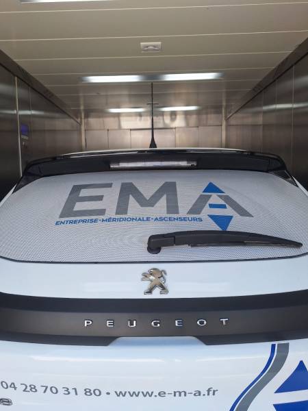 Monte-voiture EMA à Marseille 