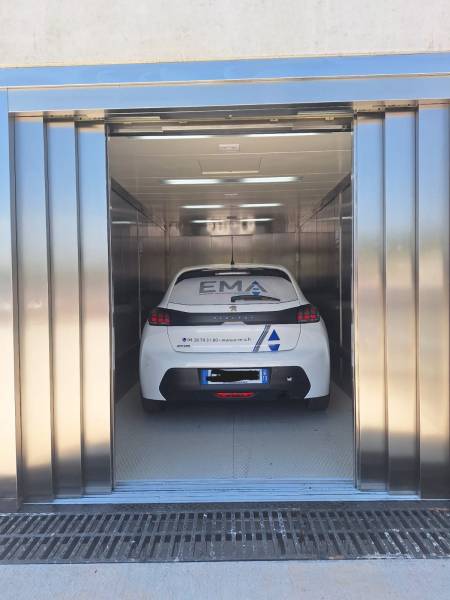 cabine du monte-voiture installé par EMA à la concession volkswagen à Marseille 