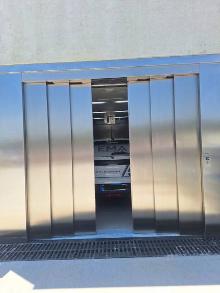 Vue des portes du monte-voiture MP installé à Marseille par EMA