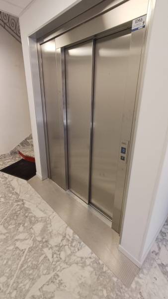 Ascenseur installé par EMA à Auriol dans le centre médical