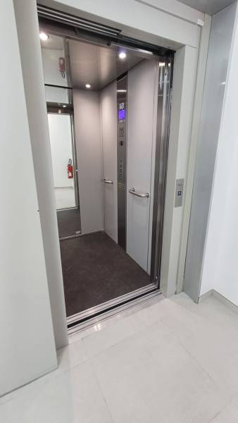 Cabine ascenseur MP installé dans un centre médical à Auriol 