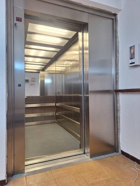 Cabine ascenseur Kleemann 1000 kg installé par EMA dans un EHPAD de Pelissanne