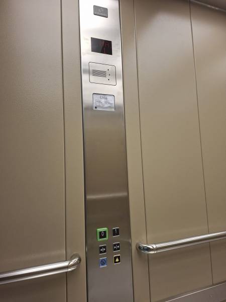 boîte à bouton ascenseur kleemann installé par EMA à intermarché bandol 