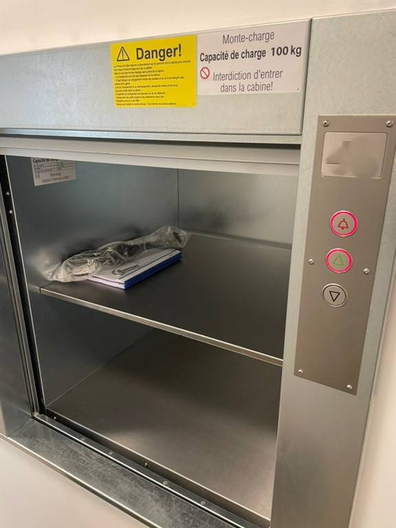 monte-charge pharmacie BKG 